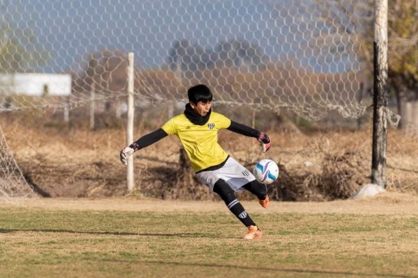 soccer goalkeeper passing